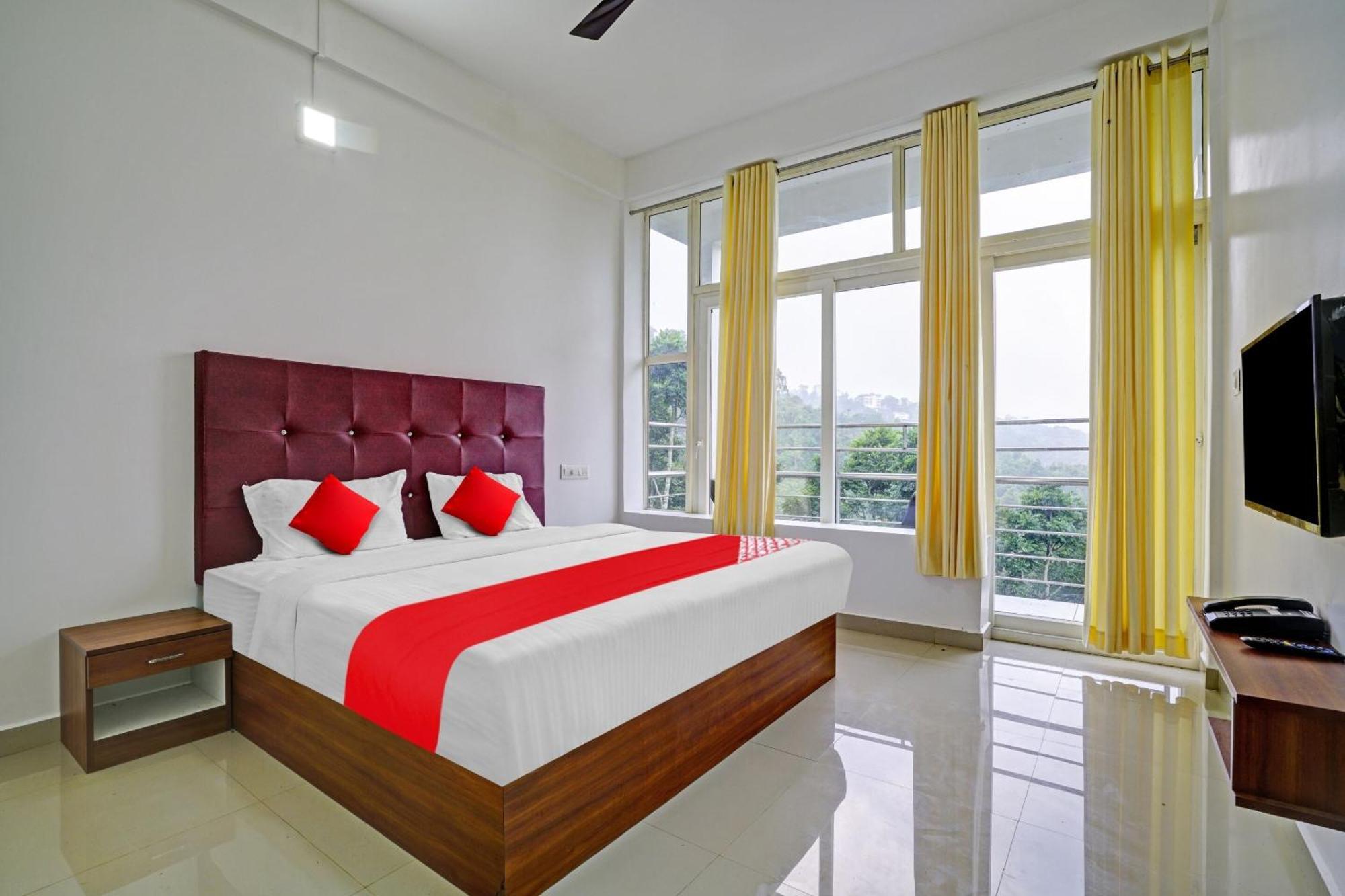 Oyo Flagship 81260 Star Lights Hotel Munnar Exterior photo
