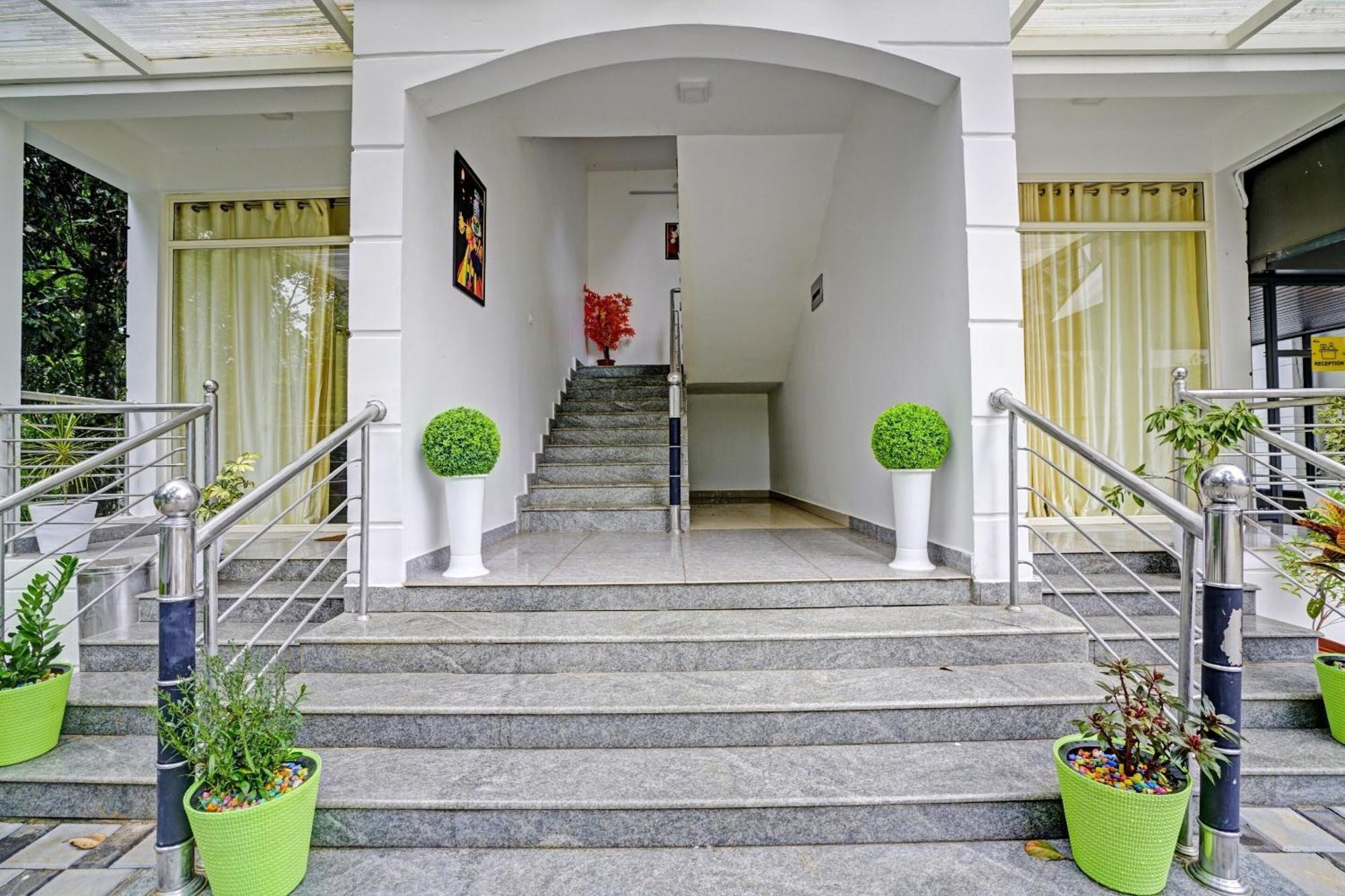 Oyo Flagship 81260 Star Lights Hotel Munnar Exterior photo